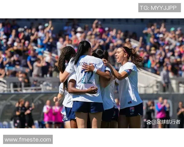 女孩与足球明星的合影背后故事揭秘